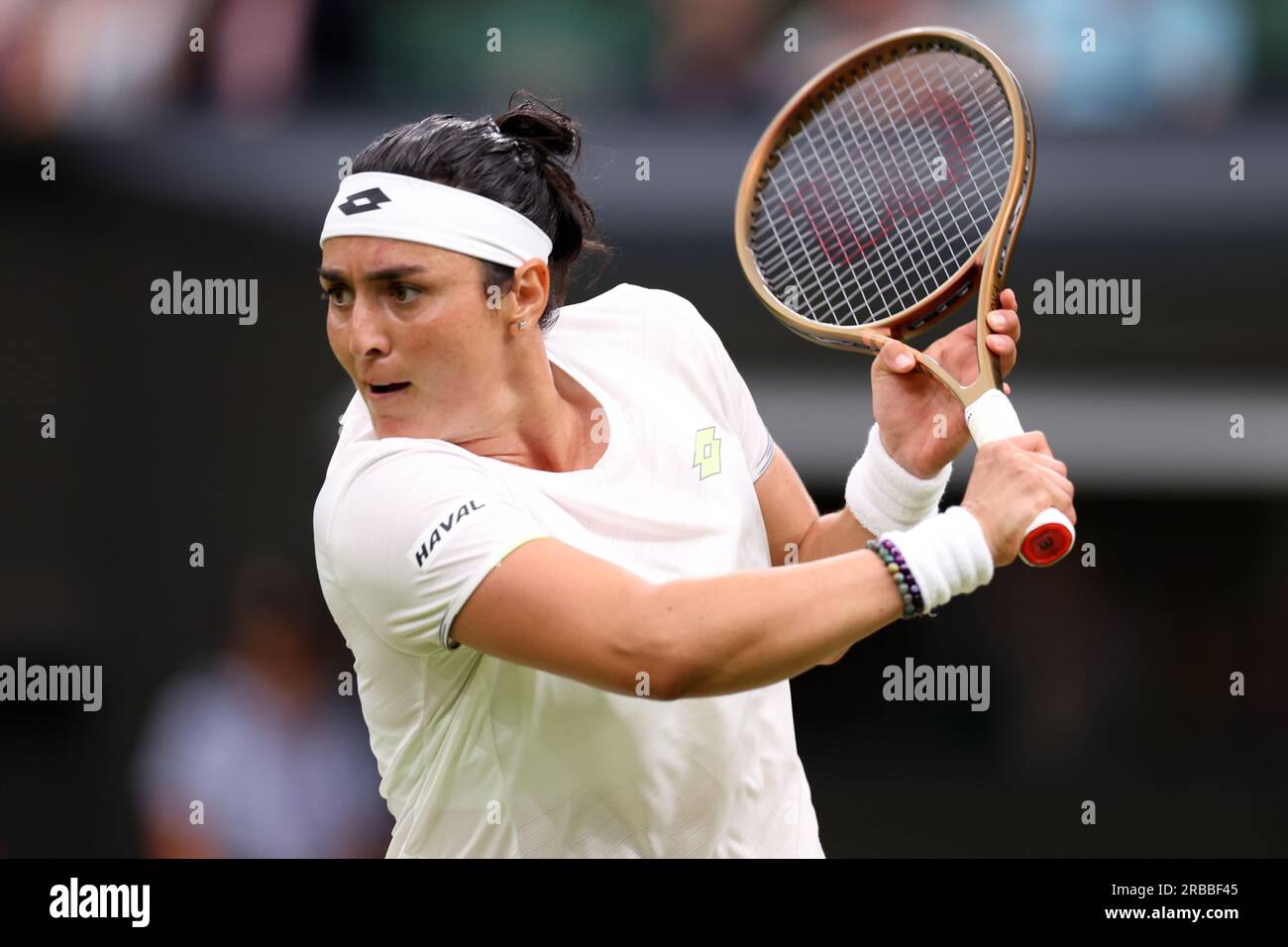 8 juillet 2023 ; All England Lawn tennis and Croquet Club, Londres, Angleterre : tournoi de tennis de Wimbledon ; ONS Jabeur joue un coup de revers à Bianca Andreescu Banque D'Images