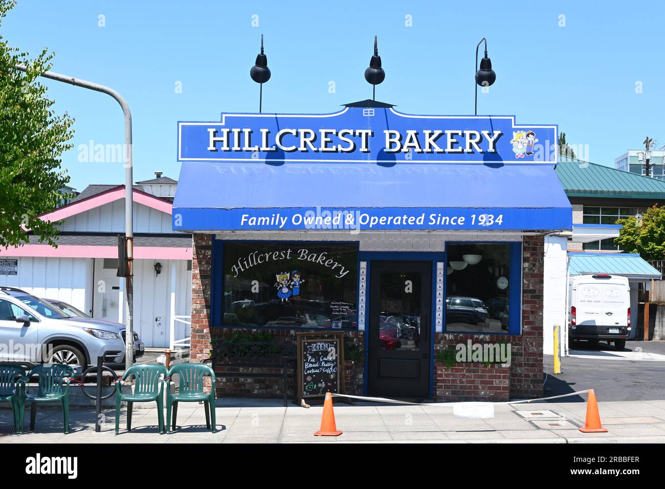 BOTHELL, WASHINGTON - 3 JUILLET 2023 : Hillcrest Bakery sur main Street se spécialise dans les pâtisseries hollandaises et les goodies. Banque D'Images