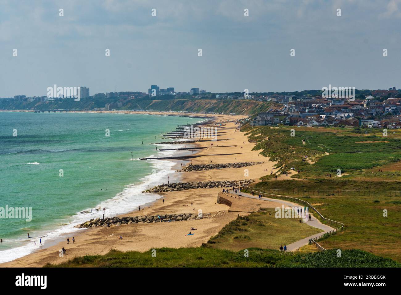Warren Hill, Hengistbury Head, Royaume-Uni - 1 juillet 2023 : vue des groynes sur Southbourne Beach. Banque D'Images