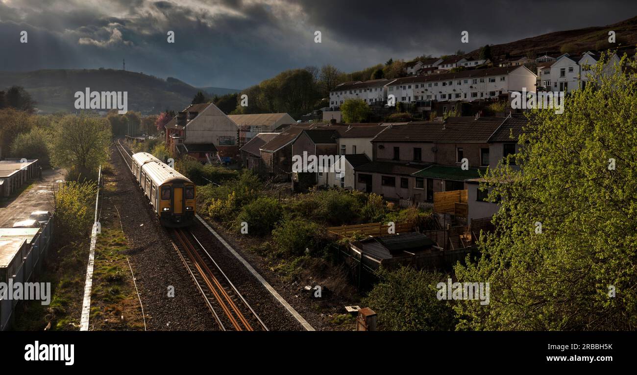 Transport pour le train sprinter de classe 150 du pays de Galles passant ton Pentre sur la voie ferrée de la vallée de Rhondda à voie unique dans les vallées du sud du pays de Galles Banque D'Images
