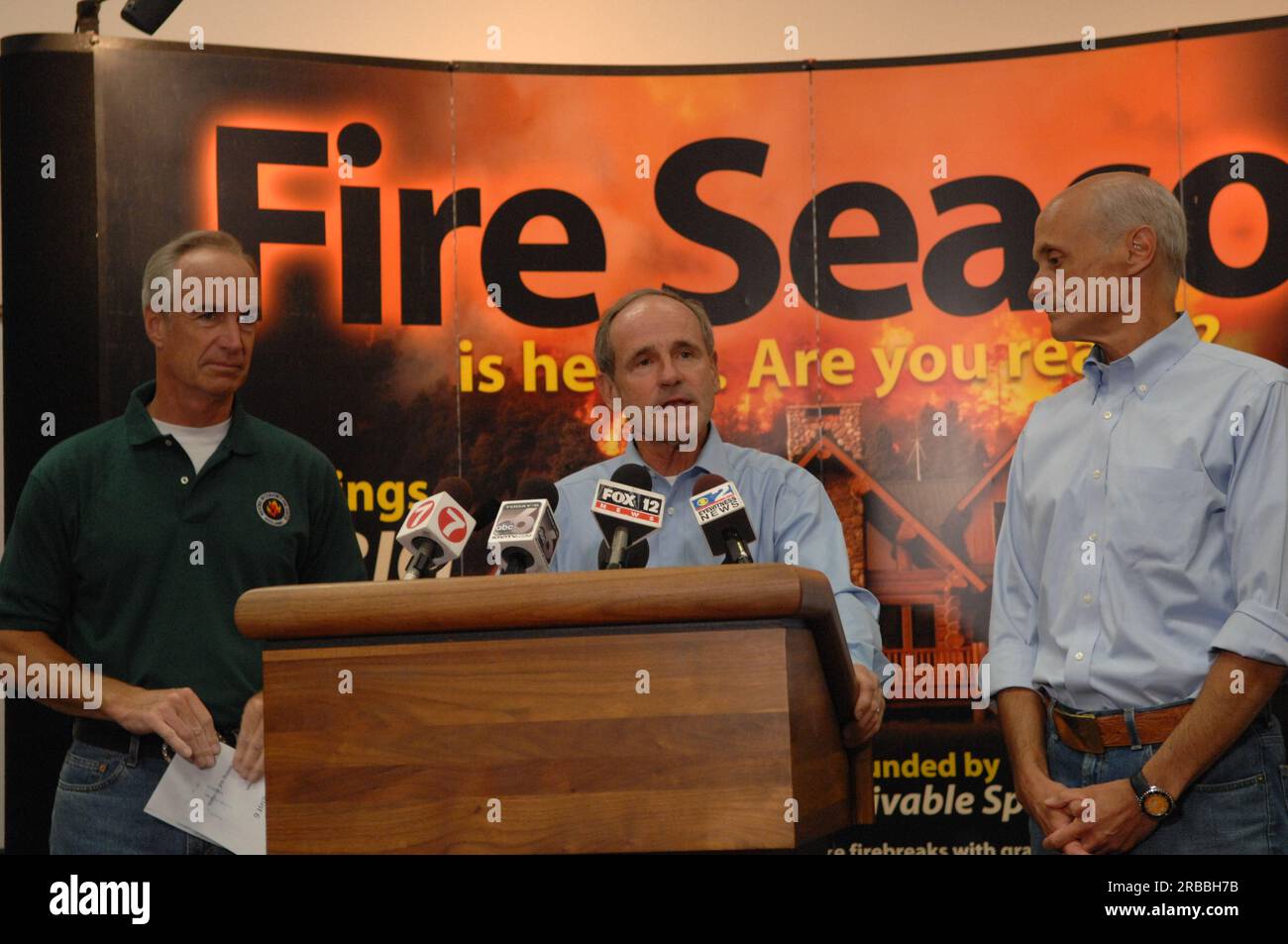 Visite du secrétaire Dirk Kempthorne au National Interagency Fire Center à Boise, Idaho, où il a rejoint le secrétaire à la sécurité intérieure Michael Chertoff, le lieutenant-gouverneur de l'Idaho Jim Risch, et d'autres responsables pour des réunions, des visites de l'installation et des environs, et une conférence de presse sur les préparatifs de la saison des incendies Banque D'Images