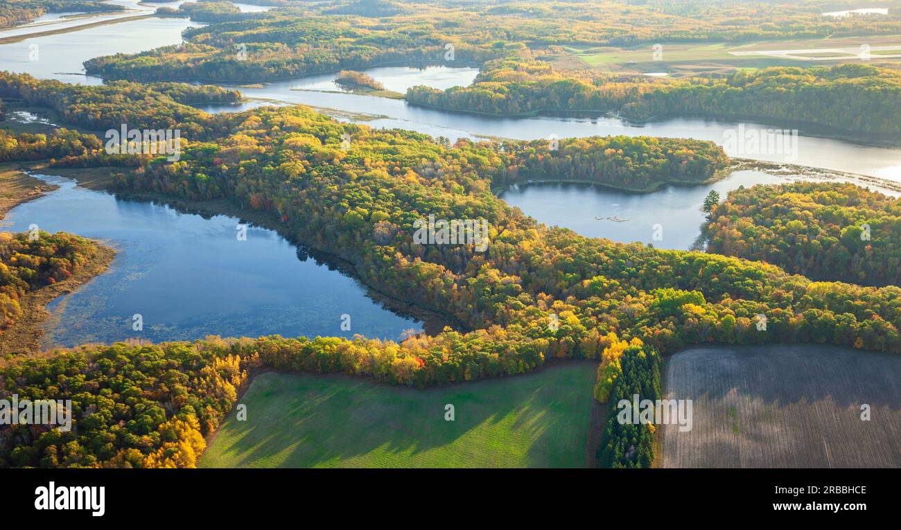 Vue aérienne du fleuve Mississippi et des champs agricoles dans le nord du Minnesota par un matin d'automne ensoleillé Banque D'Images