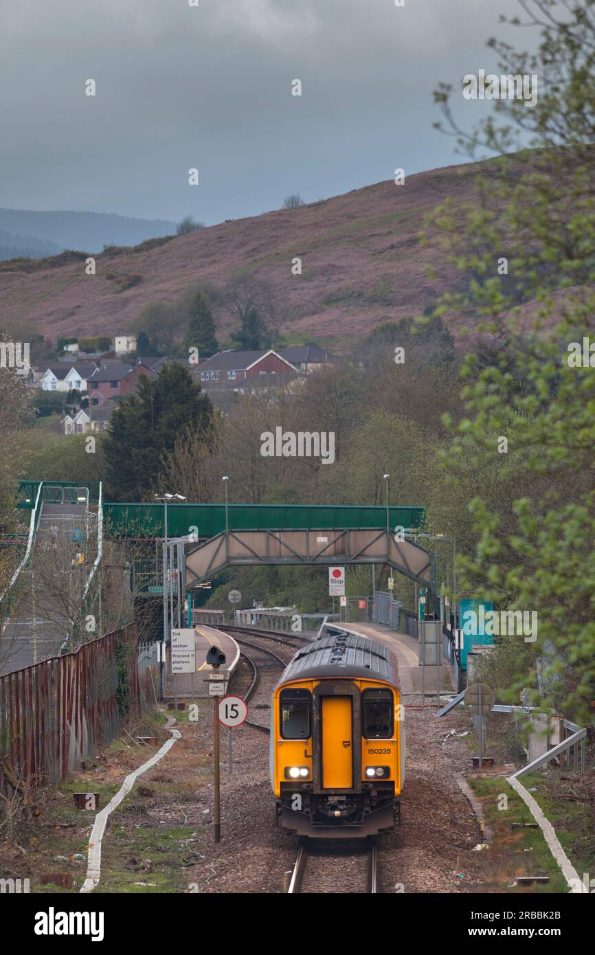 Transport pour le train sprinter de classe 150 du pays de Galles au départ de la boucle de passage à la gare d'Ystrad Rhondda et direction la ligne à voie unique. Banque D'Images