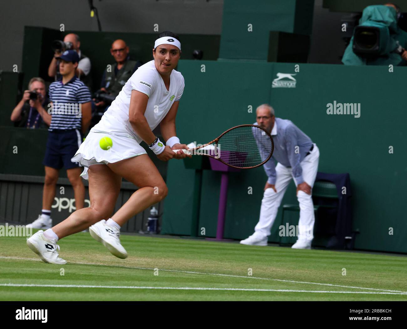 Wimbledon, Royaume-Uni. 08 juillet 2023. Numéro 4, ONS Jabeur, de Tunisie, lors de son match de troisième ronde contre la canadienne Bianca Andreescu, à Wimbledon. Jabeur remporte le match en trois sets. Crédit : Adam Stoltman/Alamy Live News Banque D'Images