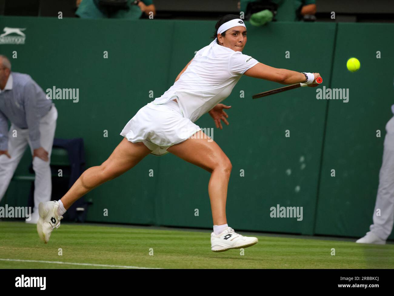 Wimbledon, Royaume-Uni. 08 juillet 2023. Numéro 4, ONS Jabeur, de Tunisie, lors de son match de troisième ronde contre la canadienne Bianca Andreescu, à Wimbledon. Jabeur remporte le match en trois sets. Crédit : Adam Stoltman/Alamy Live News Banque D'Images