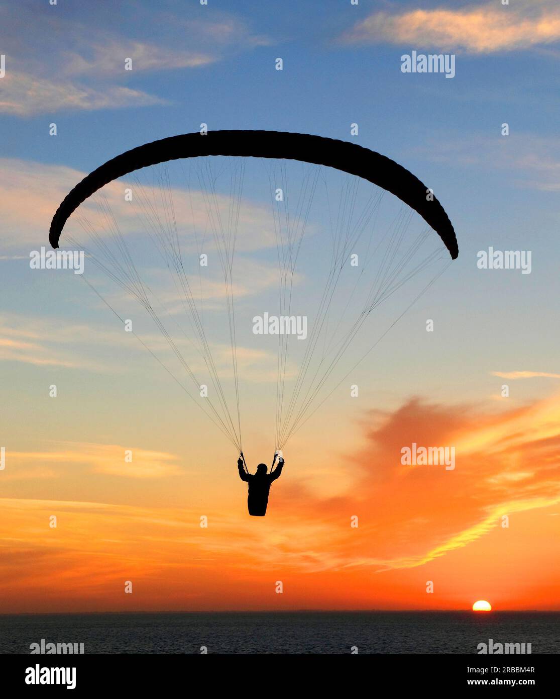 Hang Glider au coucher du soleil, silhouette, The Wash, Hunstanton, Norfolk, Angleterre, Royaume-Uni Banque D'Images