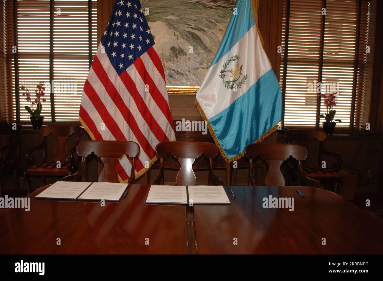 Le secrétaire Dirk Kempthorne, le secrétaire adjoint P. Lynn Scarlett, et d'autres hauts fonctionnaires se réunissent au main Interior avec la délégation guatémaltèque, dirigée par Carlos Fion, chef de cabinet du président du Guatemala, et Salvador Lopez, directeur du ministère de la Culture et des Sports. Le secrétaire s'est joint aux dirigeants guatémaltèques pour signer un protocole d'entente prévoyant un partenariat de dix ans entre les États-Unis et le Guatemala en faveur de la conservation des ressources naturelles et culturelles importantes au Guatemala. Banque D'Images