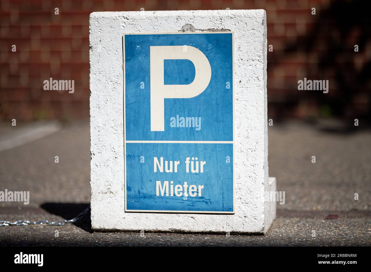 panneau blanc-bleu avec lettrage allemand -parking réservé aux locataires-. Banque D'Images