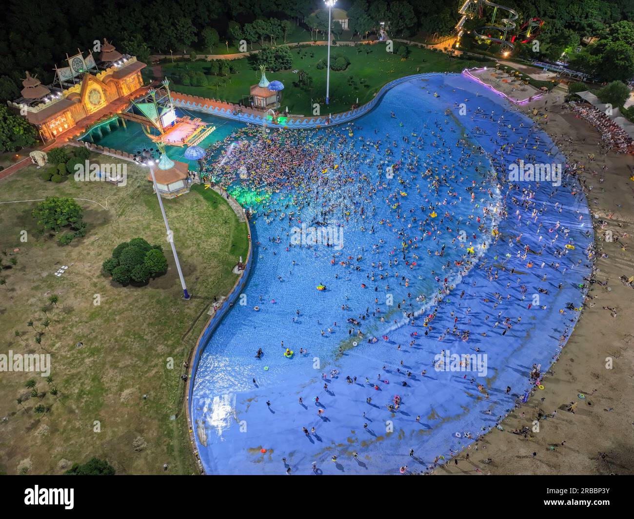 NANJING, CHINE - 8 JUILLET 2023 - les gens se rafraîchissent dans un parc aquatique à Nanjing, dans la province du Jiangsu, en Chine orientale, le 8 juillet 2023. Banque D'Images