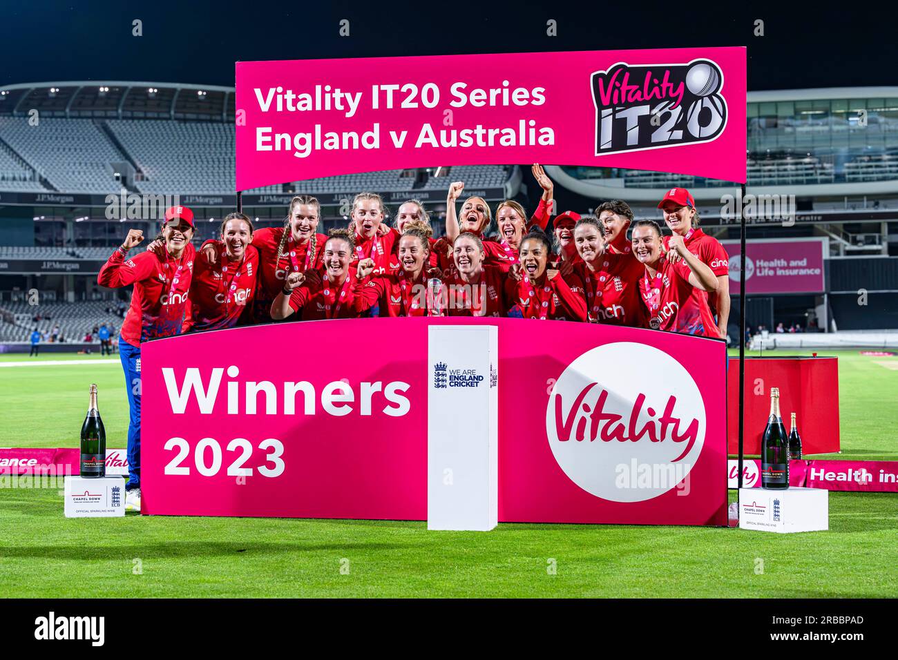 LONDRES, ROYAUME-UNI. 08 juillet 2023. L'équipe féminine d'Angleterre pose pour les photos après avoir remporté la série Vitality IT20 lors de England Women v Australia Women - 3rd IT20 au Lord's Cricket Ground le samedi 08 juillet 2023 à LONDRES EN ANGLETERRE. Crédit : Taka Wu/Alamy Live News Banque D'Images