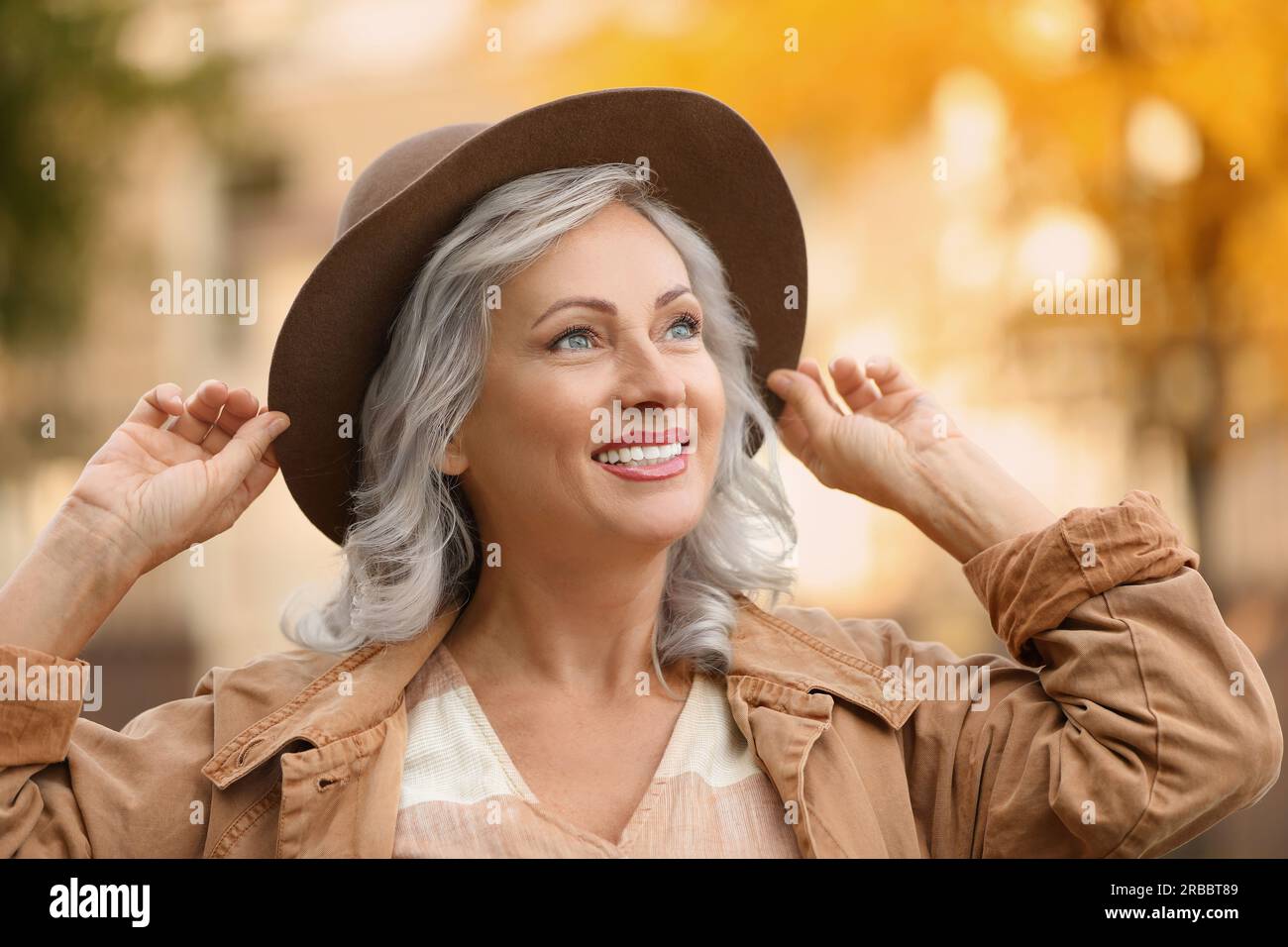 Portrait de femme souriante avec la couleur des cheveux de cendre à l'extérieur Banque D'Images