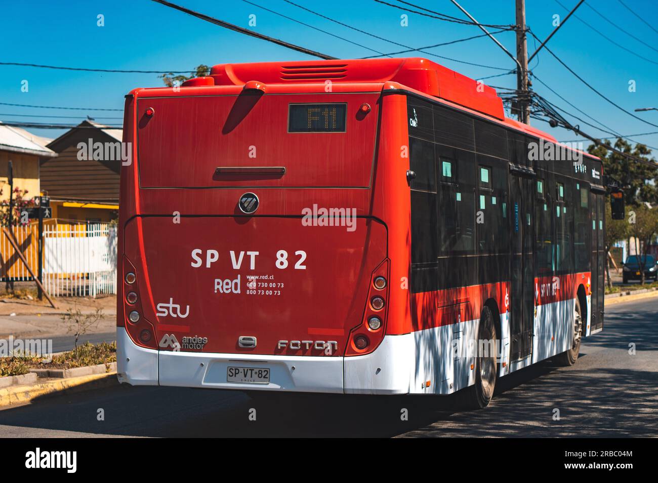 Santiago, Chili - Mars 24 2023 : un transport public Transantiago, ou Red Metropolitana de Movilidad, bus faisant la route F11 Banque D'Images