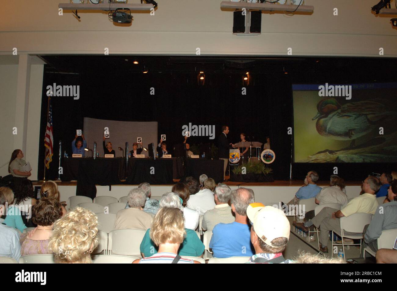 Les activités du Federal Duck Stamp Art Contest 2007 à BIG Arts à Sanibel, Floride, avec le secrétaire Dirk Kempthorne et le directeur du Fish and Wildlife Service H. Dale Hall parmi les officiels de l'intérieur pour annoncer la participation gagnante, Une représentation d'une paire de canards à queue de pintail par l'artiste animalier Joe Hautman de Plymouth, Minnesota. Les juges de la compétition, choisis par le secrétaire, comprenaient Jim Sprankle, sculpteur sur bois et ancien lanceur de baseball de la ligue majeure, le directeur exécutif de l'Association of Fish and Wildlife Agencies et Matt Hogan, ancien directeur adjoint du Fish and Wildlife Service, Springfie Banque D'Images