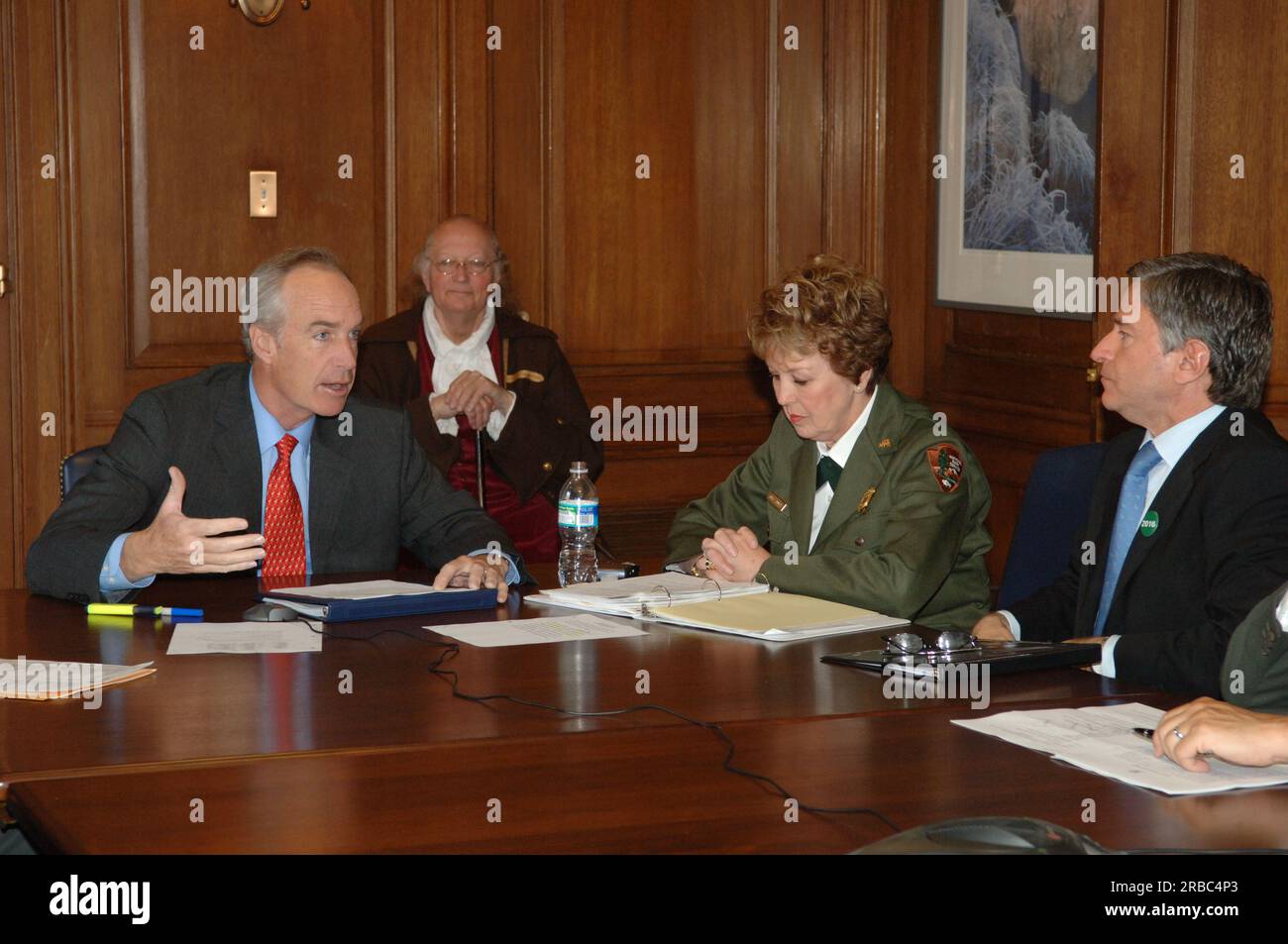 Le secrétaire Dirk Kempthorne rejoint la directrice du service des parcs nationaux Mary Bomar, secrétaire adjointe pour la pêche et la faune et les parcs R. Lyle Laverty, Jr., Et des représentants de la Fondation des parcs nationaux et d'autres organismes sans but lucratif pour une conférence téléphonique afin de discuter de l'annonce imminente de la liste finale des projets du défi du centenaire des parcs nationaux qui seront financés en 2008. Le défi est l'élément de contrepartie des fonds public-privé de l'Initiative présidentielle du centenaire des parcs nationaux, conçue pour préparer le réseau des parcs nationaux à un autre siècle de conservation et de préservation dans le temps Banque D'Images