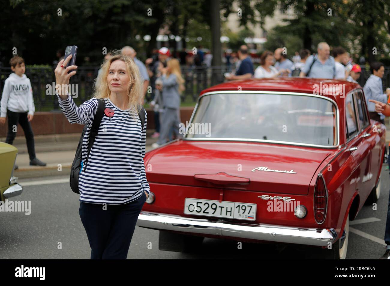 Moscou, Russie. 8 juillet 2023. Une femme prend des selfies avec une voiture rétro lors d'un défilé de véhicules rétro à Moscou, Russie, le 8 juillet 2023. Crédit : Alexander Zemlianichenko Jr/Xinhua/Alamy Live News Banque D'Images