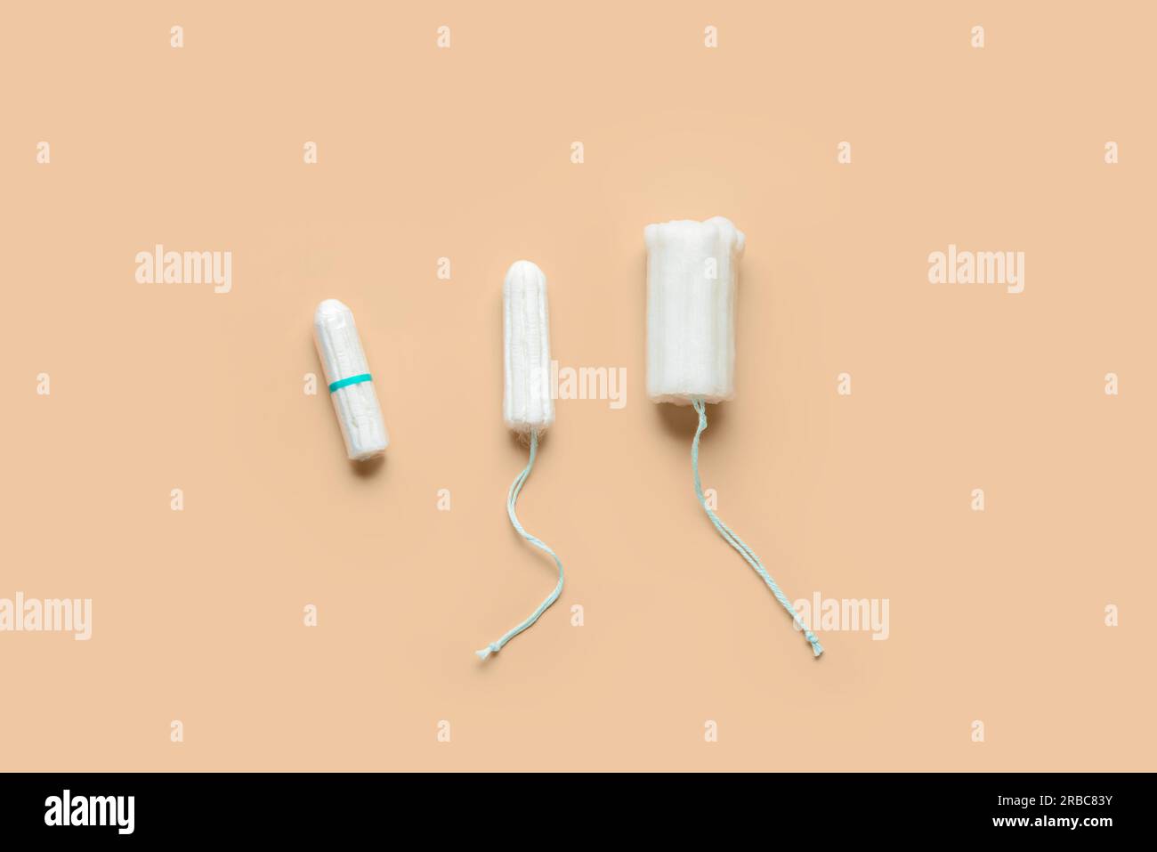 Différents tampons menstruels sur fond beige Banque D'Images
