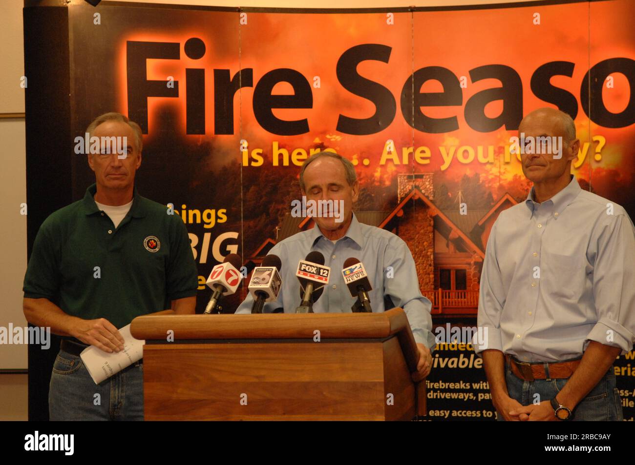 Visite du secrétaire Dirk Kempthorne au National Interagency Fire Center à Boise, Idaho, où il a rejoint le secrétaire à la sécurité intérieure Michael Chertoff, le lieutenant-gouverneur de l'Idaho Jim Risch, et d'autres responsables pour des réunions, des visites de l'installation et des environs, et une conférence de presse sur les préparatifs de la saison des incendies Banque D'Images