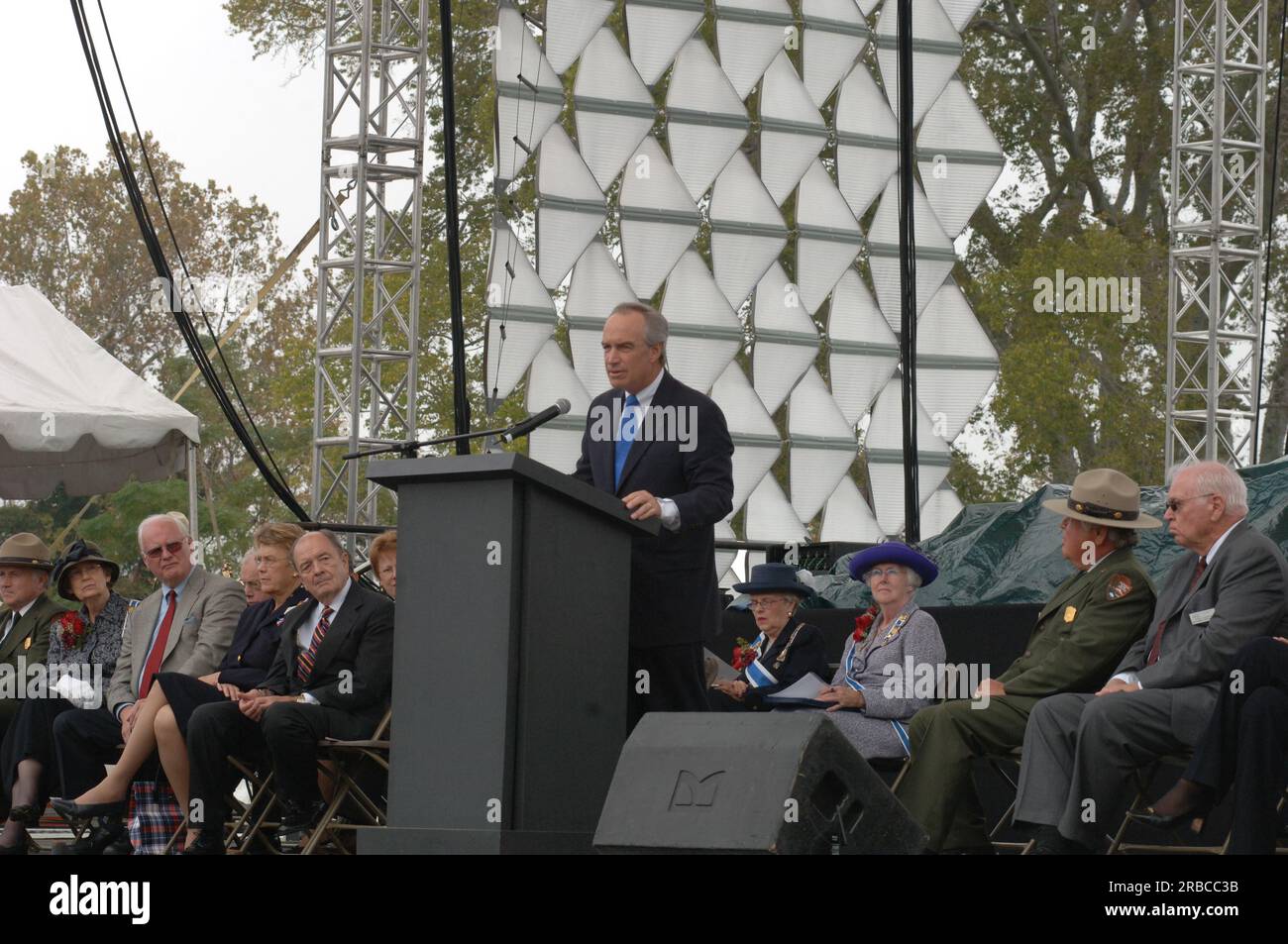 Visite du secrétaire Dirk Kempthorne à Yorktown, en Virginie, pour prononcer le discours liminaire lors de la célébration du 225e anniversaire de la bataille de Yorktown. Parmi les autres dignitaires présents pour les événements commémoratifs se trouvaient les sénateurs de Virginie John Warner et George Allen, anciens États-Unis Secrétaire à l'armée John Marsh, ambassadeur de France aux États-Unis Jean-David Levitte, et la ministre française de la Défense Michelle Alliot-Marie. Banque D'Images