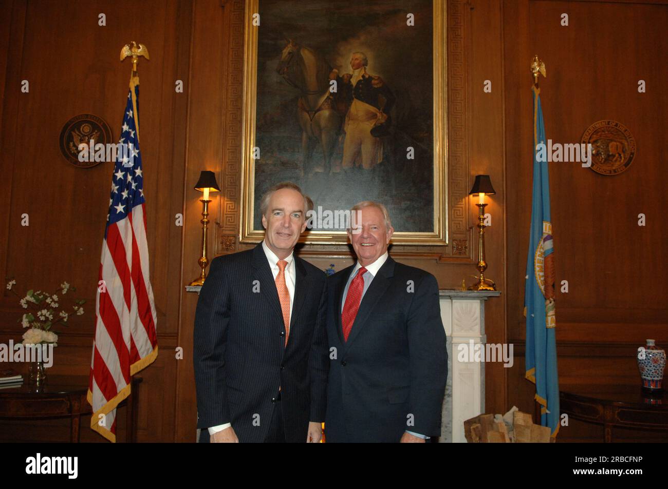 Le Secrétaire Dirk Kempthorne reçoit au main Interior la visite de Daniel Sprague, Directeur exécutif et Directeur général du Conseil des gouvernements des Etats Banque D'Images