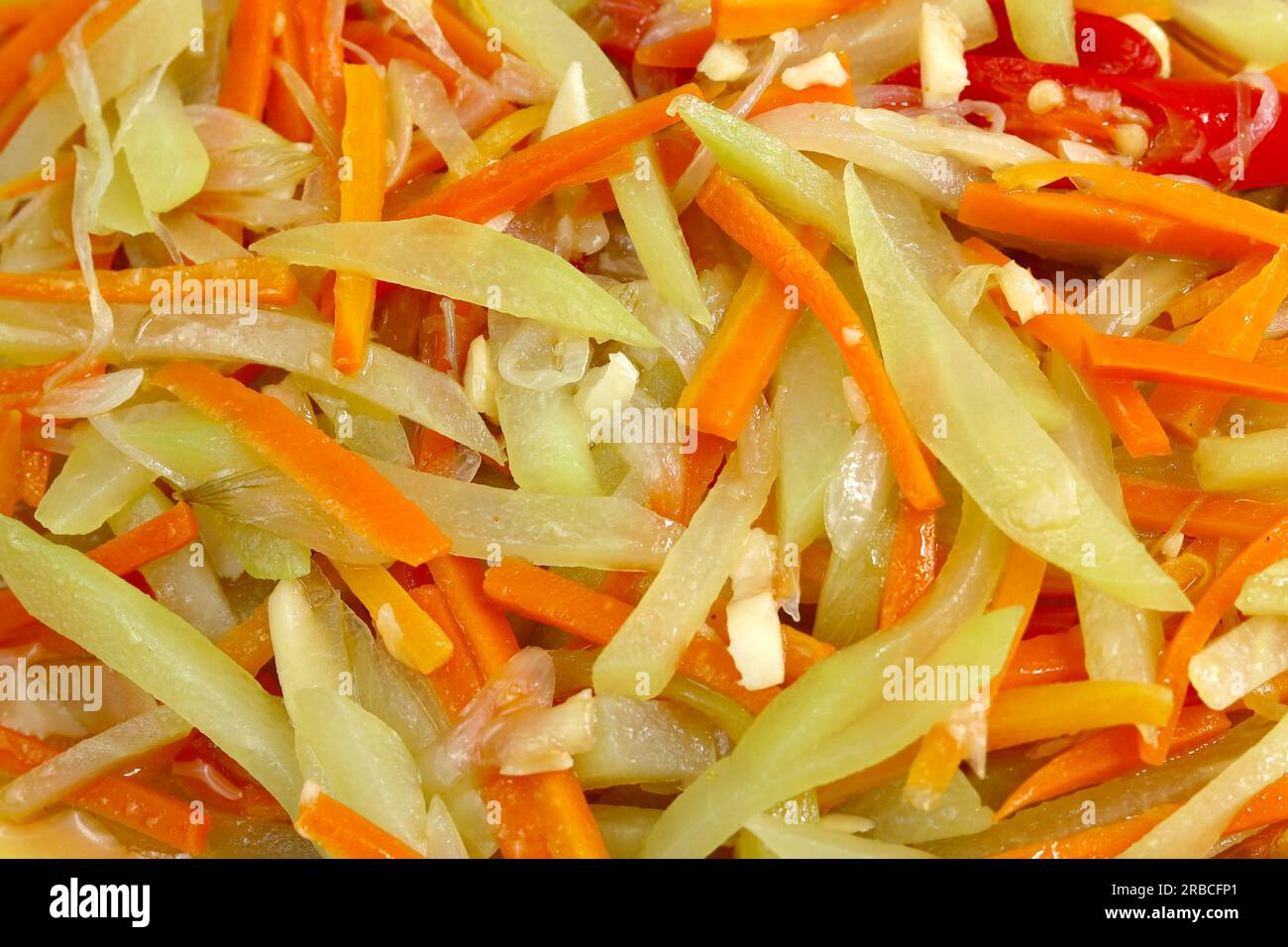 Vue de dessus et gros plan délicieux légumes sautés de carottes et de citrouille siamoise Banque D'Images