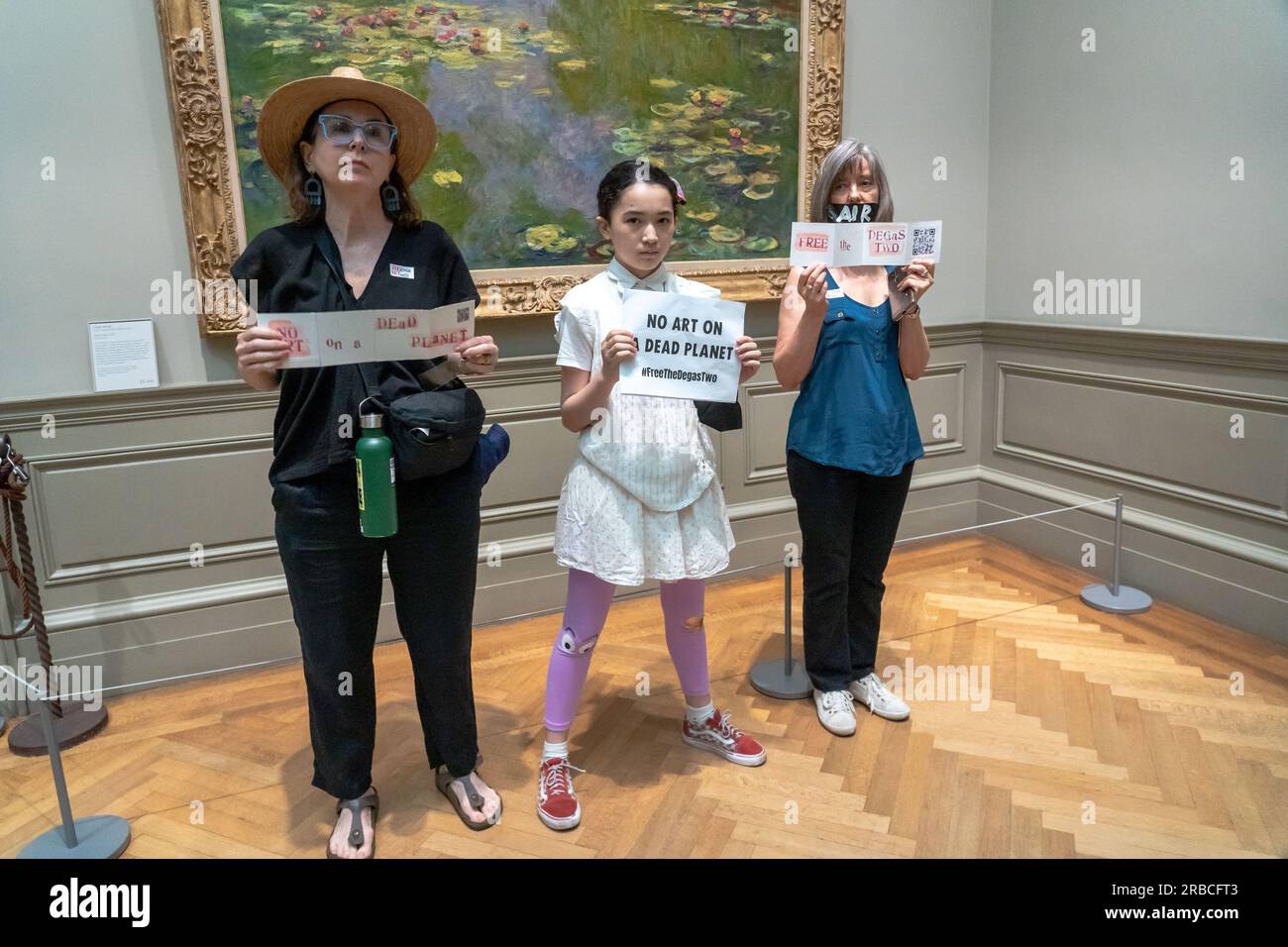 NEW YORK, NEW YORK - JUILLET 08 : les membres d'extinction Rebellion NYC et se lèvent et résistent avec des bandes de bande sur la bouche, sur lesquelles ils avaient écrit des mots tels que «Terre», Les glaciers et la famine, ainsi que les panneaux indiquant « PAS D'ART SUR Une PLANÈTE MORTE », ont organisé une manifestation de solidarité appelant à abandonner les charges contre Joanna Smith et Tim Martin dans la zone des peintures européennes du Metropolitan Museum of Art le 8 juillet 2023 à New York. Joanna Smith et Tim Martin ont étalé de la peinture sur le cas d'une sculpture de Degas lors d'un acte de désobéissance civile à la National Gallery of Art de Washington, DC. Crédit : Ron Adar/Alamy Li Banque D'Images