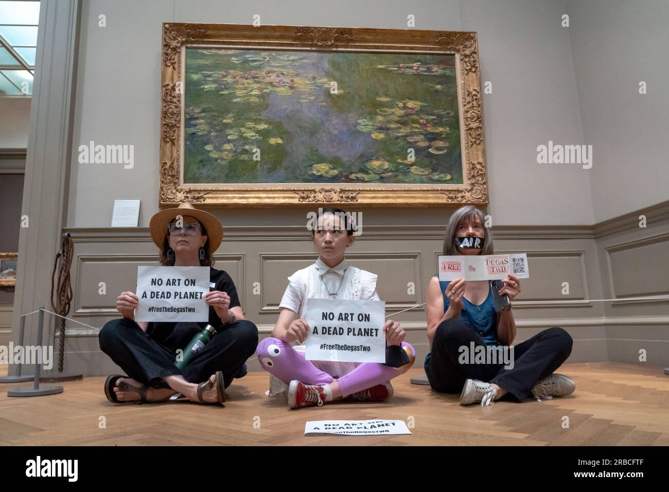 NEW YORK, NEW YORK - JUILLET 08 : les membres d'extinction Rebellion NYC et se lèvent et résistent avec des bandes de bande sur la bouche, sur lesquelles ils avaient écrit des mots tels que «Terre», Les glaciers et la famine, ainsi que les panneaux indiquant « PAS D'ART SUR Une PLANÈTE MORTE », ont organisé une manifestation de solidarité appelant à abandonner les charges contre Joanna Smith et Tim Martin dans la zone des peintures européennes du Metropolitan Museum of Art le 8 juillet 2023 à New York. Joanna Smith et Tim Martin ont étalé de la peinture sur le cas d'une sculpture de Degas lors d'un acte de désobéissance civile à la National Gallery of Art de Washington, DC. Crédit : Ron Adar/Alamy Li Banque D'Images