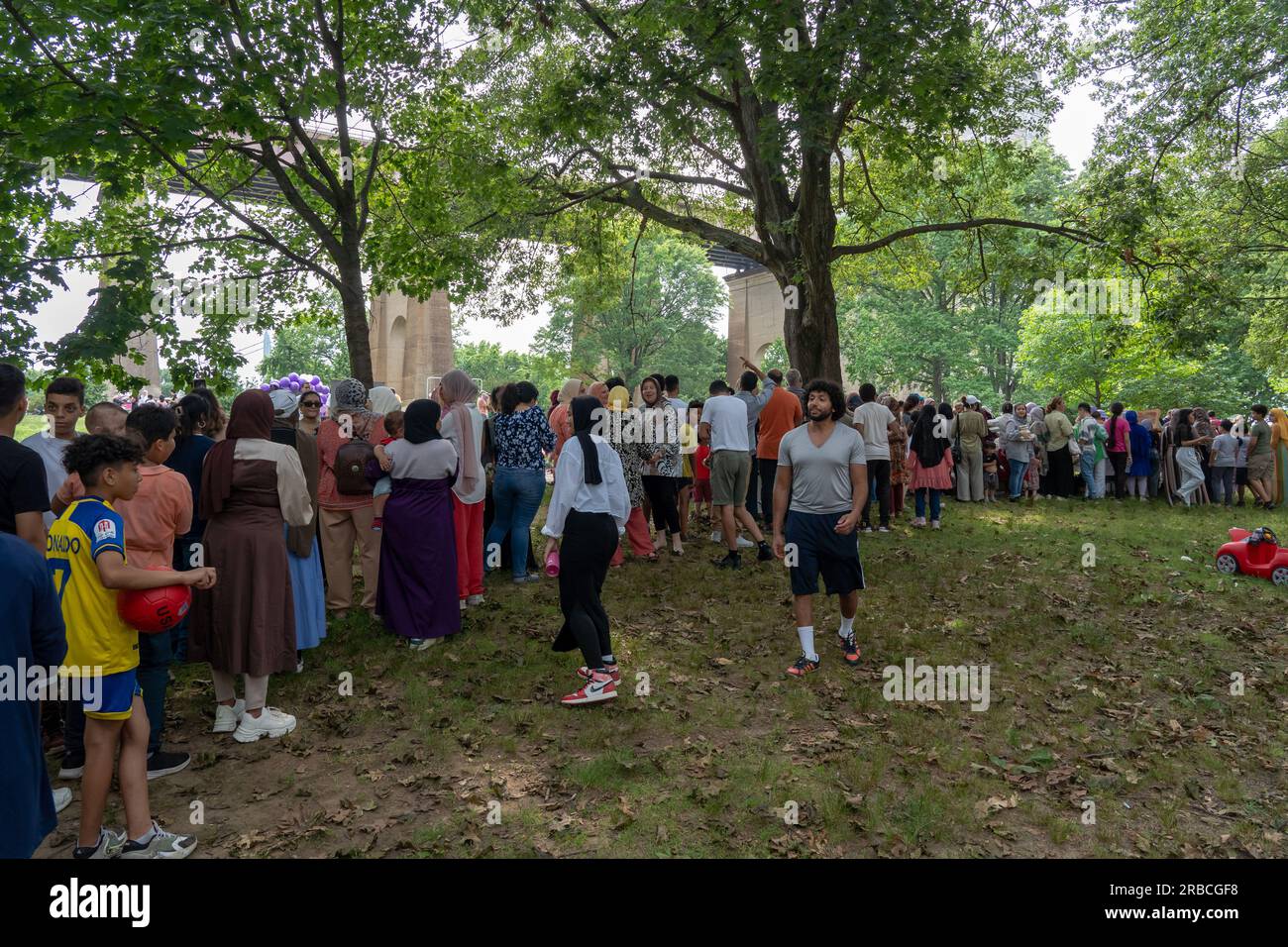 New York, États-Unis. 08 juillet 2023. NEW YORK, NEW YORK - 08 JUILLET : les gens font la queue pour manger à un événement de l'Eid Al Adha à Astria Park le 8 juillet 2023 dans le quartier Queens de New York. Crédit : Ron Adar/Alamy Live News Banque D'Images