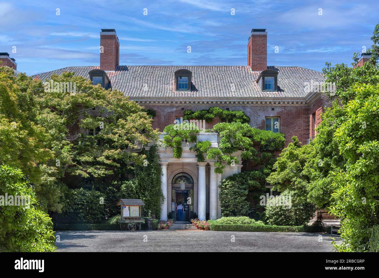 Woodside, CA, USA - 21 juin 2023 : entrée principale de la maison historique Filoli par une journée ensoleillée. Banque D'Images