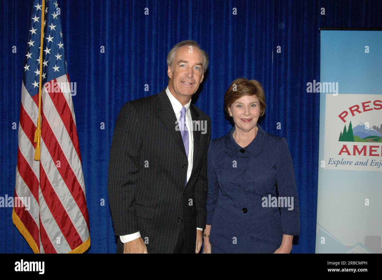 Cérémonie Preserve America à la salle Caucus du Cannon House Office Building sur Capitol Hill, où le secrétaire Dirk Kempthorne a rejoint la première dame Laura Bush, les membres du Congrès Michael Turner de l'Ohio et Brad Miller de la Caroline du Nord, le président du Conseil consultatif sur la préservation historique John Nau III, Et d'autres dignitaires pour l'annonce des 43 premières subventions Preserve America pour 2007 et la reconnaissance de 20 nouvelles communautés Preserve America Banque D'Images