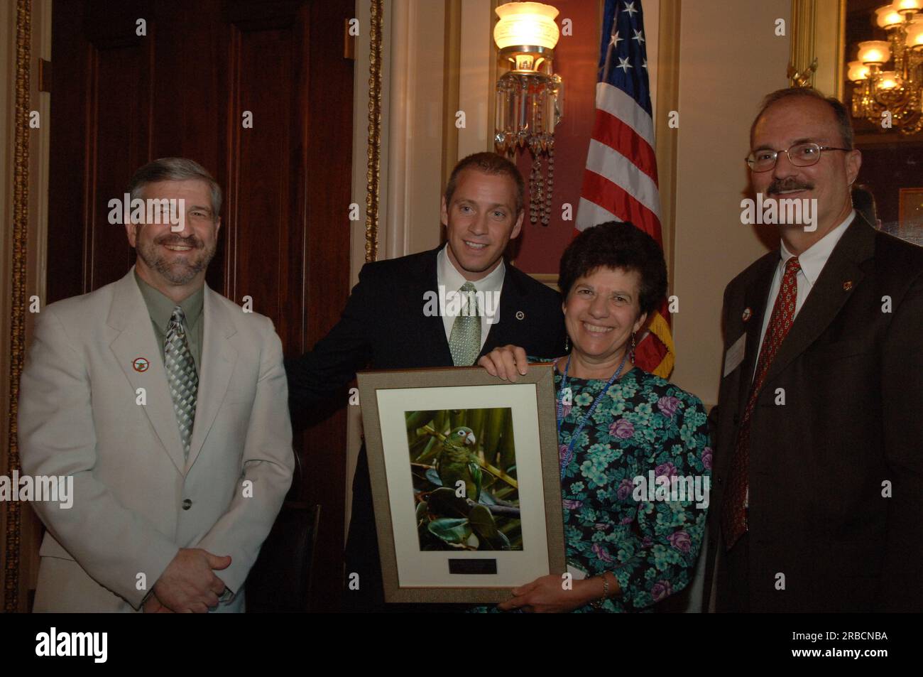 Réception, en présence du directeur du Fish and Wildlife Service H. Dale Hall et d'autres fonctionnaires de l'intérieur, faisant connaître le Programme de rétablissement des perroquets de Porto Rico, une entreprise coopérative des États-Unis Fish and Wildlife Service, Département des ressources naturelles et environnementales de Porto Rico, États-Unis Forest Service, et les communautés locales--impliquant la réintroduction des perroquets dans la nature, la construction d'une nouvelle volière, des programmes de reproduction en captivité, la surveillance des populations sauvages, et des efforts d'éducation à la base Banque D'Images