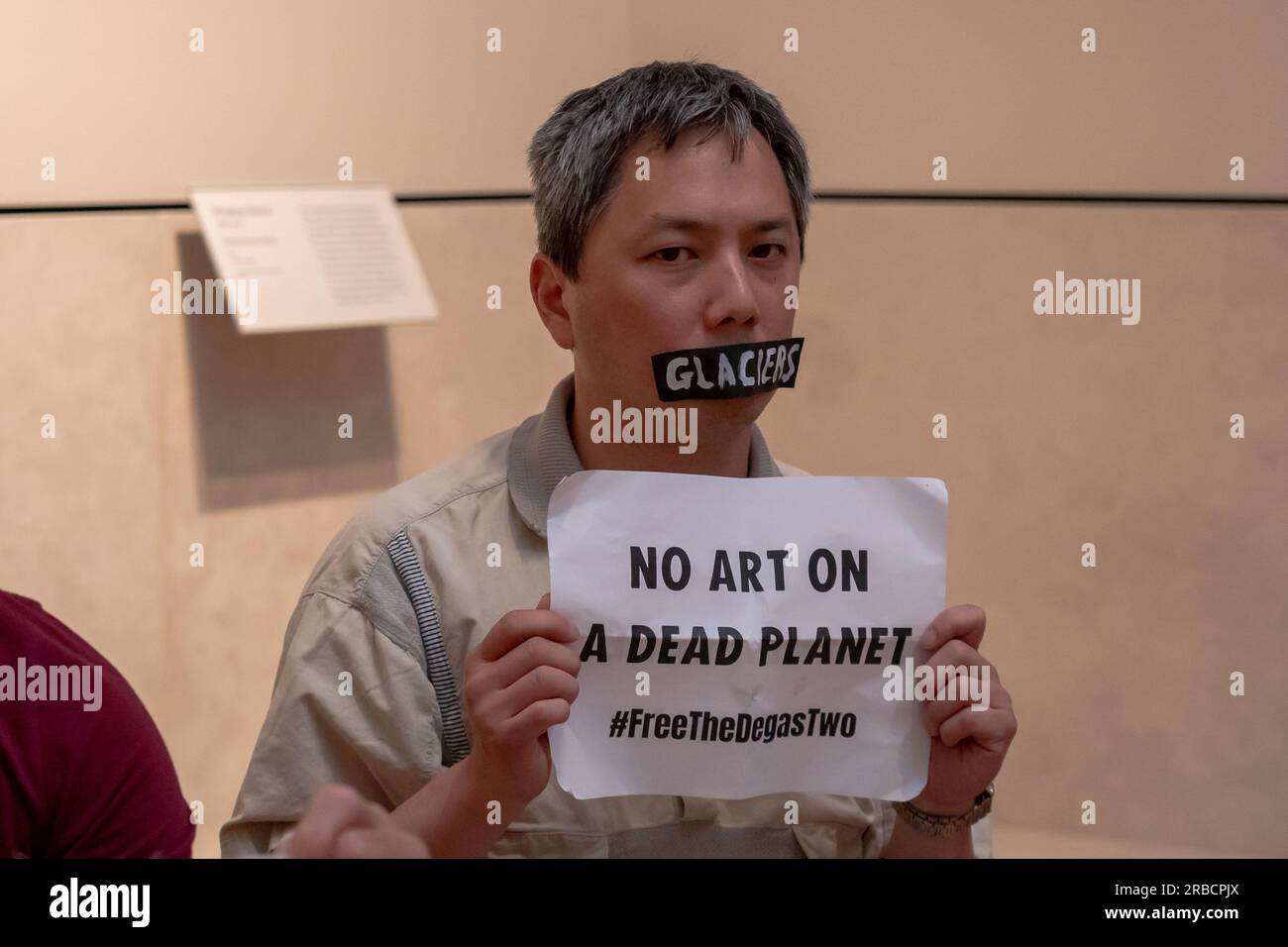 New York, New York, États-Unis. 8 juillet 2023. (NOUVEAU) des militants pour le climat organisent une manifestation au Metropolitan Museum of Art de New York 08 juillet 2023, New York, New York, USA : les membres de extinction Rebellion NYC et Rise and Resist avec des bandes de bande sur la bouche, sur lesquelles ils avaient écrit des mots tels que "Terre", "Glaciers" et "famine" et panneaux indiquant "PAS D'ART SUR Une PLANÈTE MORTE" ont organisé une manifestation de solidarité appelant à abandonner les charges contre Joanna Smith et Tim Martin à la collection American Wing du Metropolitan Museum of Art le 8 juillet 2023 à New York Banque D'Images