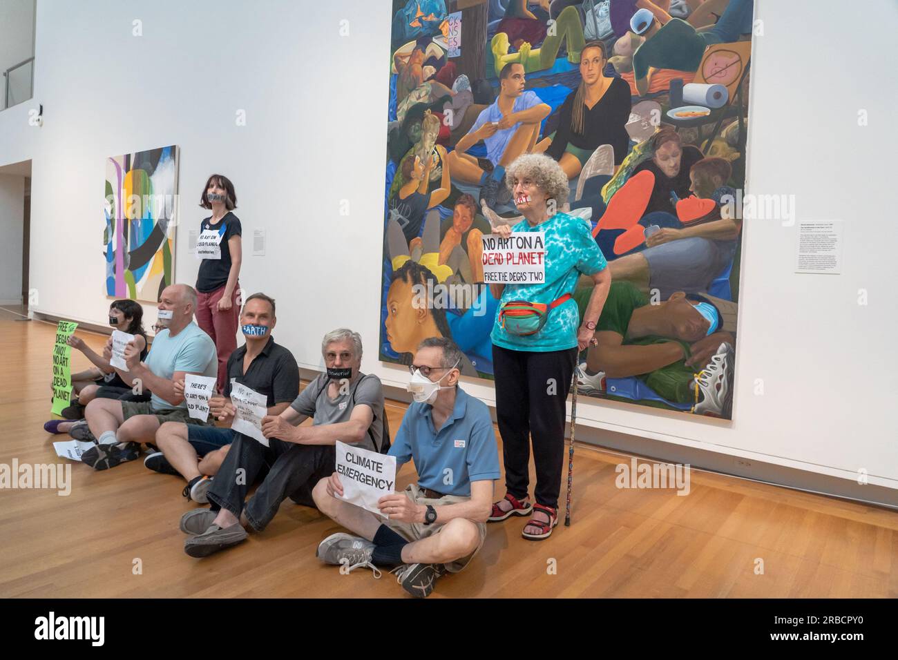 New York, New York, États-Unis. 8 juillet 2023. (NOUVEAU) des militants pour le climat organisent une manifestation au Metropolitan Museum of Art de New York 08 juillet 2023, New York, New York, USA : les membres de extinction Rebellion NYC et Rise and Resist avec des bandes de bande sur la bouche, sur lesquelles ils avaient écrit des mots tels que "Terre", "Glaciers" et "famine" et panneaux indiquant "PAS D'ART SUR Une PLANÈTE MORTE" ont organisé une manifestation de solidarité appelant à abandonner les charges contre Joanna Smith et Tim Martin à la collection d'art moderne et contemporain du Metropolitan Museum of Art le 8 juillet 2023 i. Banque D'Images