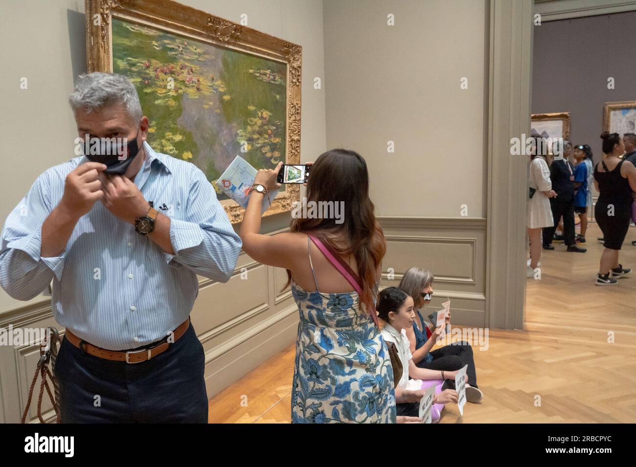 New York, New York, États-Unis. 8 juillet 2023. (NOUVEAU) des militants pour le climat organisent une manifestation au Metropolitan Museum of Art de New York 08 juillet 2023, New York, New York, USA : les amateurs de musée regardent la peinture comme membres de extinction Rebellion NYC et se lèvent et résistent avec des bandes de ruban adhésif sur la bouche, sur lequel ils avaient écrit des mots tels que "Terre", "Glaciers" et "famine" et panneaux indiquant "PAS D'ART SUR Une PLANÈTE MORTE" ont organisé une manifestation de solidarité appelant à abandonner les charges contre Joanna Smith et Tim Martin dans la zone de peintures européennes du Metropolitan Museum of AR Banque D'Images