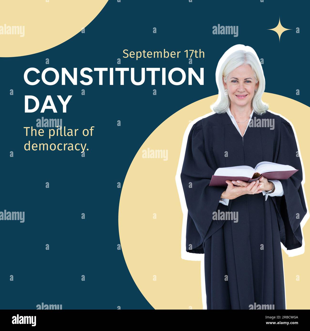Texte du jour de la Constitution avec le souriant avocat caucasien senior sur fond bleu et crème Banque D'Images