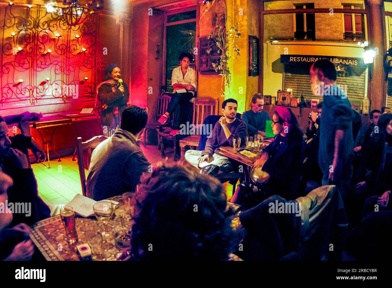 Paris, France, foule partageant des boissons au bar parisien, café, écoute de la poésie slam, spectacle d'artiste, Lucioles café, soirée Banque D'Images