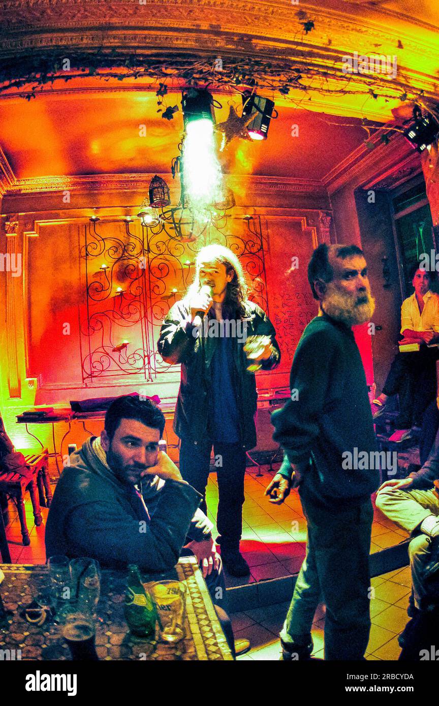 Paris, France, foule partageant des boissons au bar parisien, café, écoute de la poésie slam, spectacle d'artiste, Lucioles café, soirée Banque D'Images