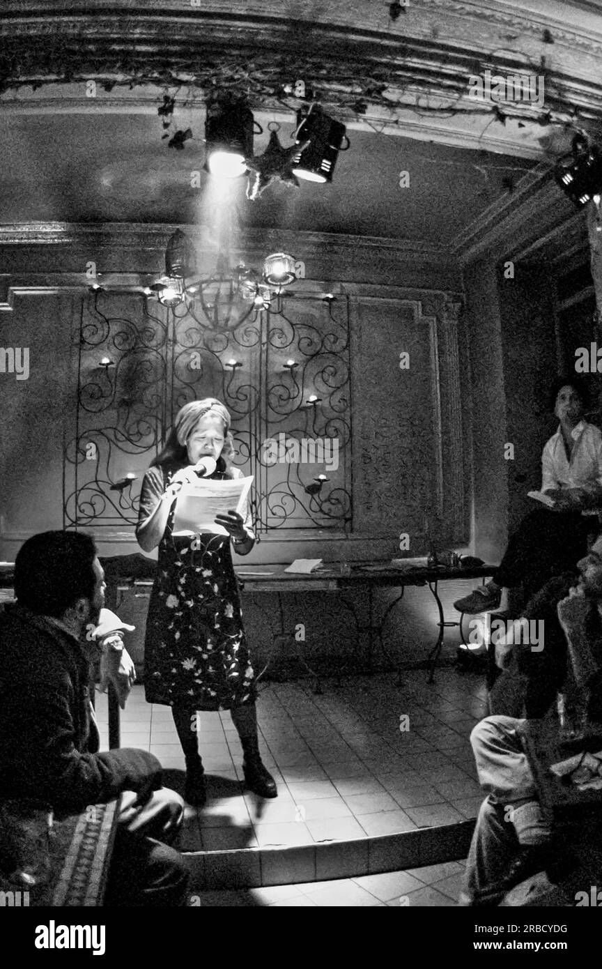 Paris, France, foule partageant un verre au bar parisien, café, écoutant le spectacle « Slam Poetry », « Lucioles Café », nuit, scène sous les projecteurs Banque D'Images