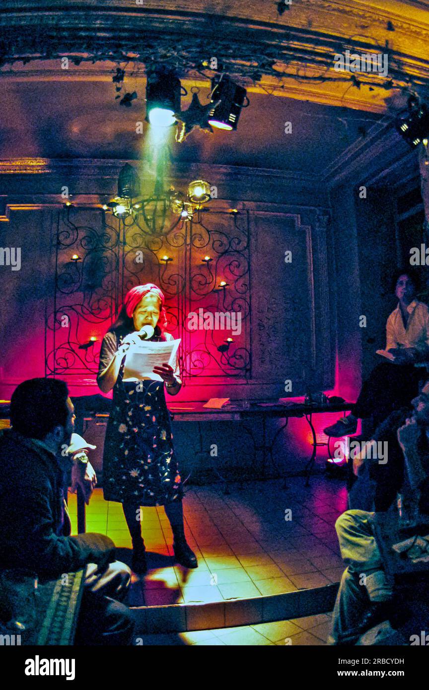 Paris, France, foule partageant des boissons au bar parisien, café, écoute de la poésie slam, spectacle d'artiste, Lucioles café, soirée (Menilmontant) Banque D'Images