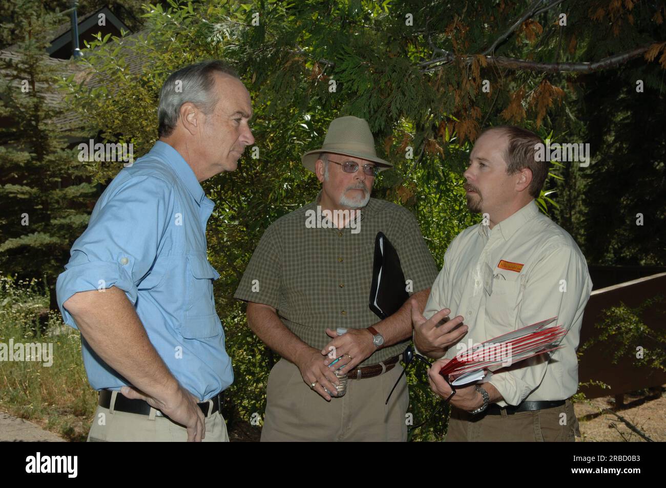 Le secrétaire Dirk Kempthorne en visite au Forest Service lors de sa visite au Sand Harbor State Park du Nevada sur les rives du lac Tahoe pour participer au Sommet annuel de restauration du lac Tahoe, où il a rejoint les sénateurs du Nevada Harry Reid et John Ensign, la sénatrice de Californie Dianne Feinstein, et d'autres chefs fédéraux, étatiques, locaux, tribaux dans le forum environnemental Banque D'Images