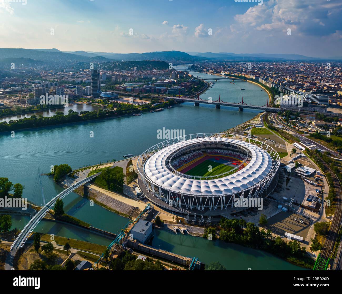 Budapest, Hongrie - vue aérienne de Budapest par une journée ensoleillée d'été, y compris le Centre national d'athlétisme, le pont Rakoczi, Kopaszi Gat et le nouveau gratte-ciel Banque D'Images