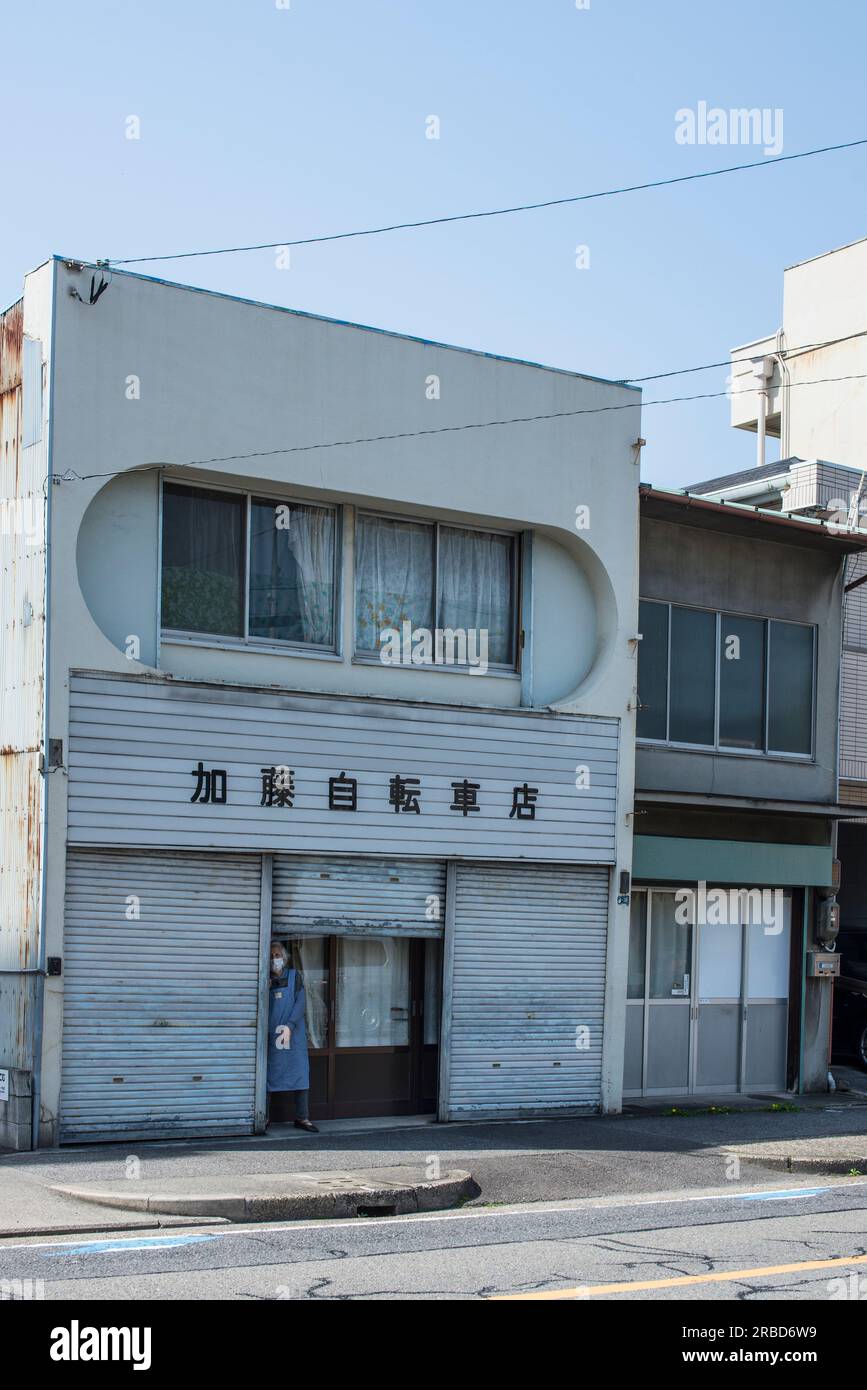 Vieille femme japonaise debout devant sa maison, Nagoya Banque D'Images