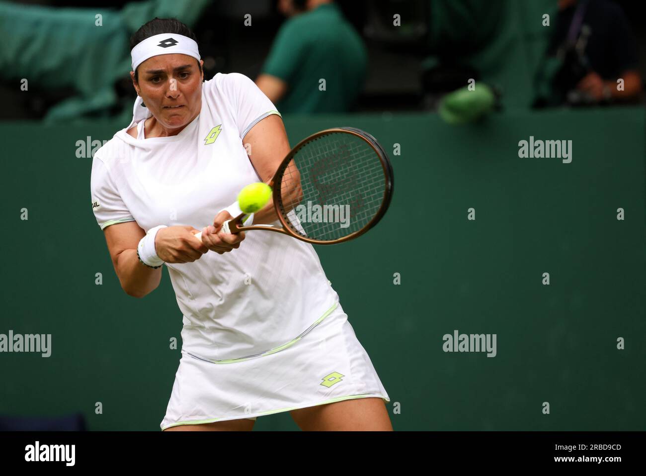 Wimbledon, Royaume-Uni. 08 juillet 2023. Numéro 4, ONS Jabeur, de Tunisie, lors de son match de troisième ronde contre la canadienne Bianca Andreescu, à Wimbledon. Jabeur remporte le match en trois sets. Crédit : Adam Stoltman/Alamy Live News Banque D'Images