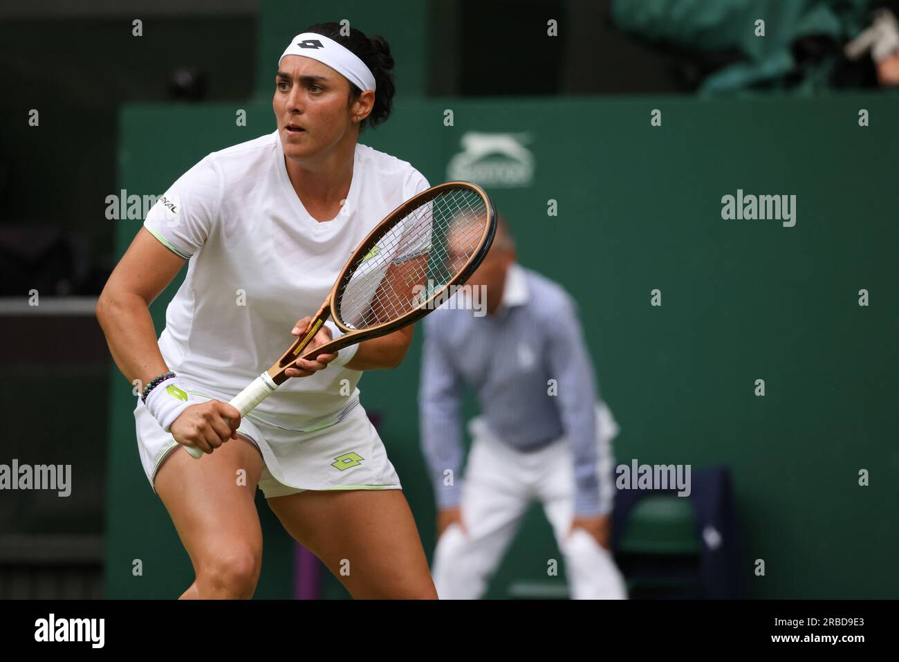 Wimbledon, Royaume-Uni. 08 juillet 2023. Numéro 4, ONS Jabeur, de Tunisie, lors de son match de troisième ronde contre la canadienne Bianca Andreescu, à Wimbledon. Jabeur remporte le match en trois sets. Crédit : Adam Stoltman/Alamy Live News Banque D'Images