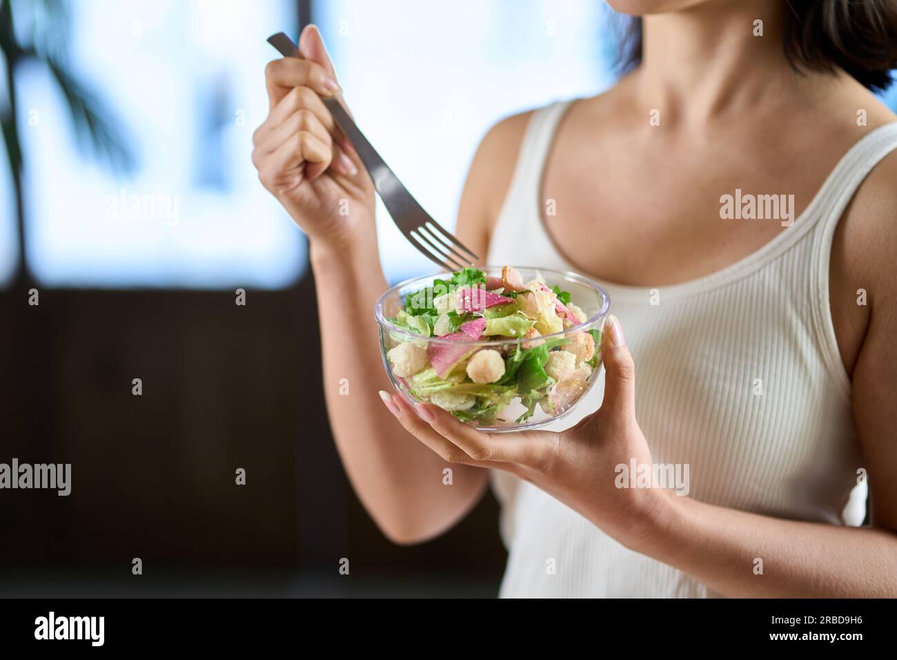 Femme asiatique mangeant de la salade pour le régime Banque D'Images