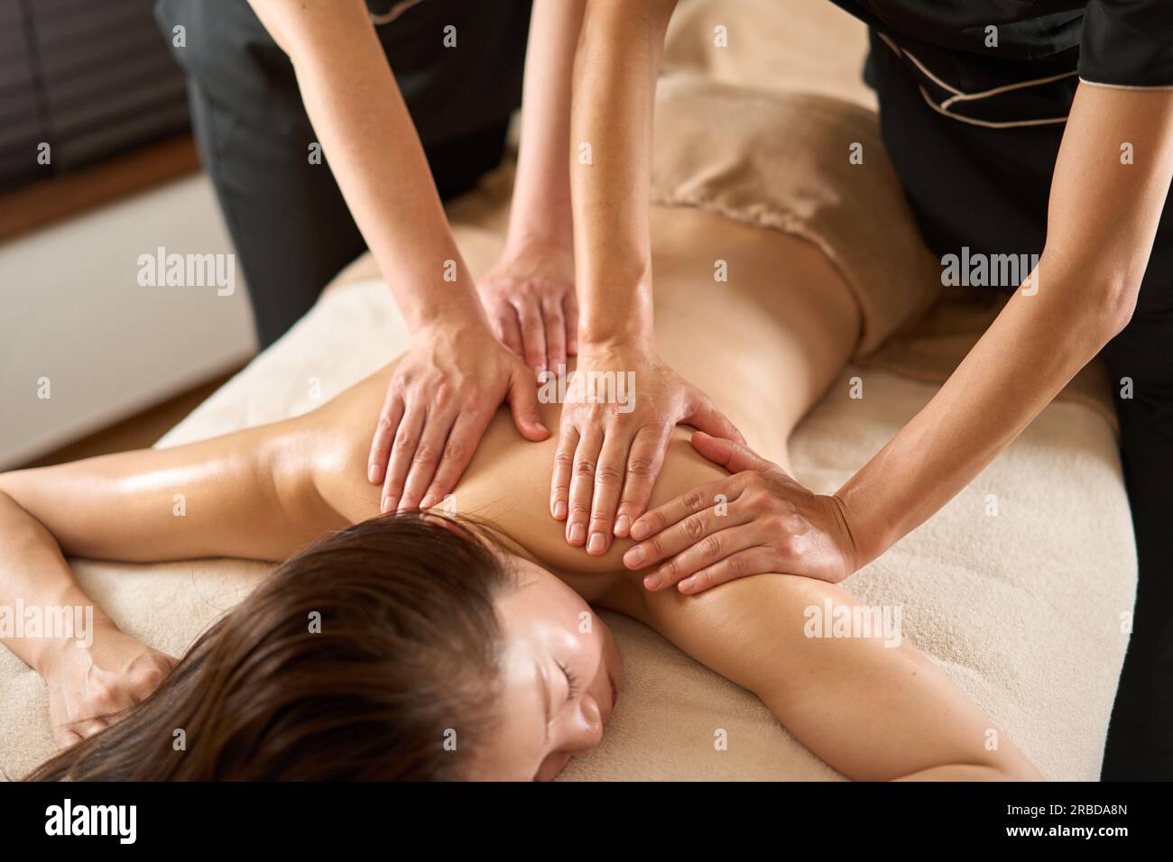 Femme recevant un massage des épaules au salon de beauté Banque D'Images
