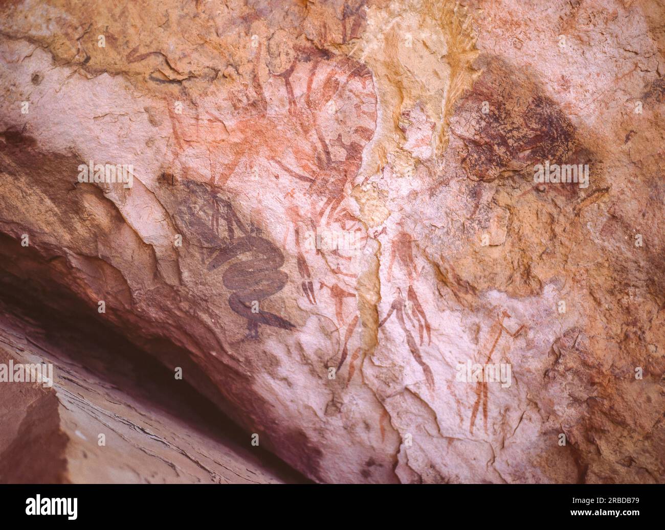 Art rupestre préhistorique San dans une grande grotte de Giants Castle Game Reserve - l'un des sites d'art rupestre les plus grands et les mieux préservés d'Afrique australe. Banque D'Images
