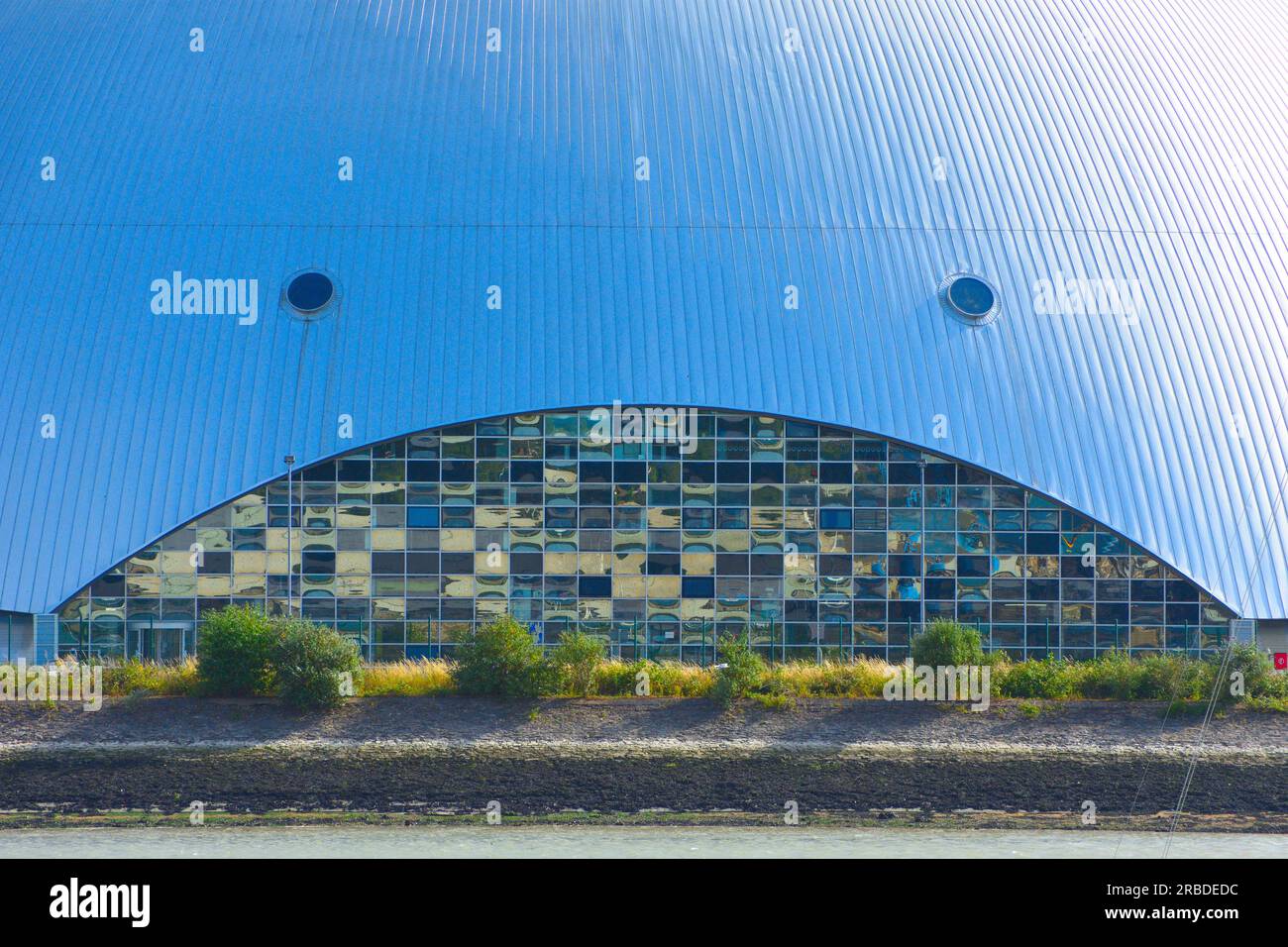 Grande fenêtre multicolore avec toit bleu. Banque D'Images