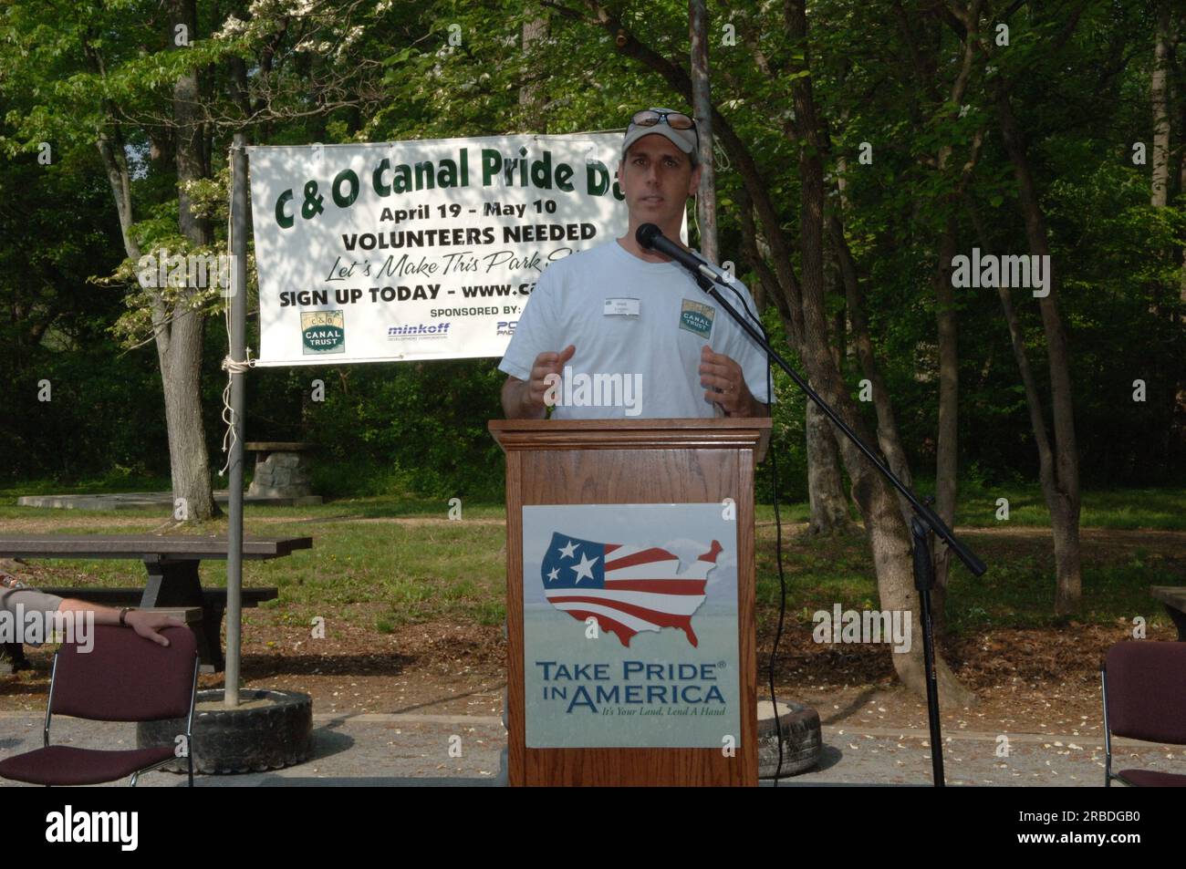 Les activités de nettoyage des Journées de la fierté du canal de Chesapeake et de l’Ohio (C and O), coparrainées par le Parc historique national du canal C and O et le C and O Canal Historical Trust, avec la secrétaire adjointe P. Lynn Scarlett, la directrice de Take Pride in America, Katie Loovis, Et d'autres membres du personnel de l'intérieur sur place pour rejoindre les volontaires travaillant le long du chemin de halage C et O et de la rivière Potomac à Washington, DC et Maryland Banque D'Images