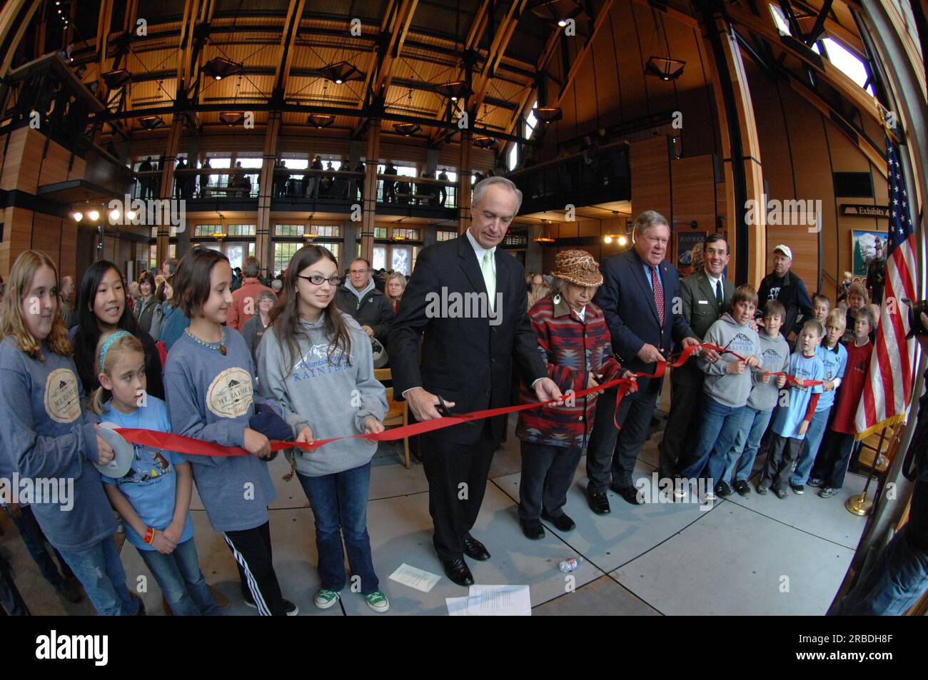 Visite du secrétaire Dirk Kempthorne au parc national du Mont Rainier à Washington, où il a participé à la cérémonie d’inauguration et d’inauguration du nouveau Henry M. Jackson Memorial Visitor Center dans la zone Paradise du parc. Le secrétaire Kempthorne a été rejoint à l'événement par des dignitaires tels que : Norman Dicks, membre du Congrès de Washington, président du sous-comité de la Chambre sur les parcs nationaux ; Dave Uberuaga, surintendant du Mont Rainier ; et Zelma McCloud, aînée de la tribu Nisqually. Banque D'Images
