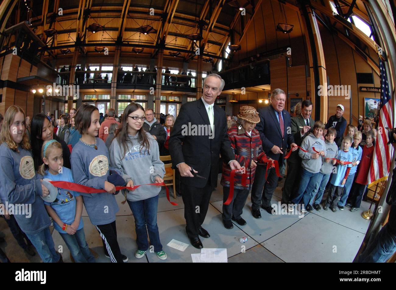 Visite du secrétaire Dirk Kempthorne au parc national du Mont Rainier à Washington, où il a participé à la cérémonie d’inauguration et d’inauguration du nouveau Henry M. Jackson Memorial Visitor Center dans la zone Paradise du parc. Le secrétaire Kempthorne a été rejoint à l'événement par des dignitaires tels que : Norman Dicks, membre du Congrès de Washington, président du sous-comité de la Chambre sur les parcs nationaux ; Dave Uberuaga, surintendant du Mont Rainier ; et Zelma McCloud, aînée de la tribu Nisqually. Banque D'Images